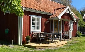 Bo i egen stuga på härlig ölandsgård